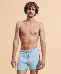 Men Linen Bermuda Shorts Mineral Dye Source Vorderseite getragene Ansicht
