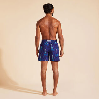 Maillot de bain homme brodé Poulpe Eiffel Minuit vue portée de dos
