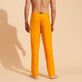 Pantalón recto en lino de color liso para hombre Zanahoria vista trasera desgastada