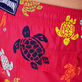 Lange Ronde Des Tortues Stretch-Badeshorts für Herren Burgunderrot Details Ansicht 1