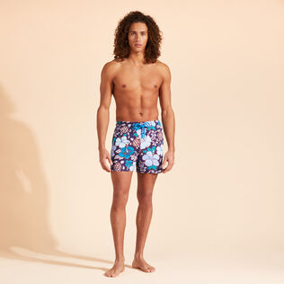 Bañador elástico con estampado Tropical Turtles para hombre Midnight vista frontal desgastada