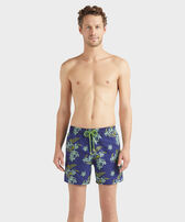 Bañador con bordado Flowers Power para hombre Midnight vista frontal desgastada