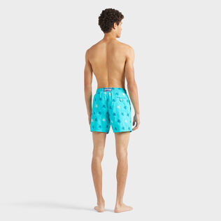 Pantaloncini mare uomo ricamati Micro Ronde des Tortues Diagonale - Edizione limitata Disco green vista indossata posteriore