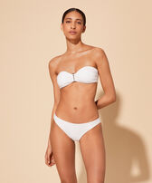 Braguita de bikini de talle medio de color liso para mujer Blanco vista frontal desgastada