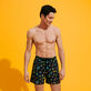 Naive Fish Badeshorts mit Stickerei für Herren – Limitierte Serie Marineblau Vorderseite getragene Ansicht