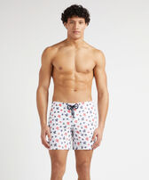 Pantaloncini mare uomo ricamati Micro Ronde des Tortues - Edizione limitata Bianco vista frontale indossata