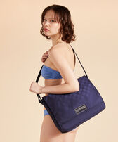 Turtle Dance Unisex-Tasche aus Jacquard Marineblau Frauen Vorderansicht getragen