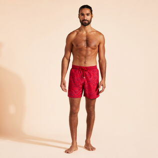 Aquarium Badeshorts mit Stickerei für Herren – Limitierte Serie Moulin rouge Vorderseite getragene Ansicht