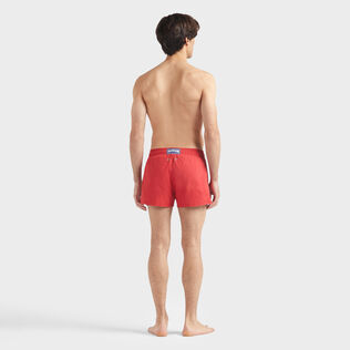 Kurze Jacquard Turtles Badeshorts für Herren Lipstick Rückansicht getragen