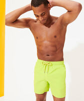 Solid Badeshorts für Herren Lemongrass Vorderseite getragene Ansicht