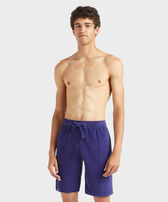 Bermudas de felpa de color liso unisex Midnight vista frontal desgastada