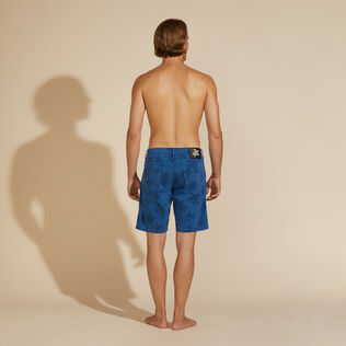 Bermuda en coton 5 poches homme Ronde des Tortues en résine Bleu batik vue portée de dos
