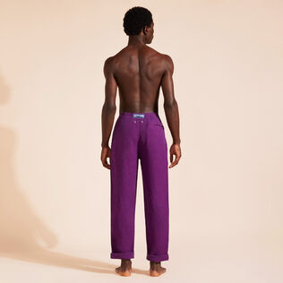 Pantaloni uomo in lino tinta unita Grape vista indossata posteriore