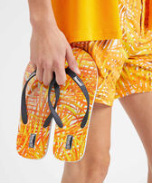 Palm Leaves Strand-Flip-Flops für Herren Mango Vorderseite getragene Ansicht