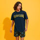 Camiseta de algodón orgánico con estampado Sud para hombre Azul marino vista frontal desgastada