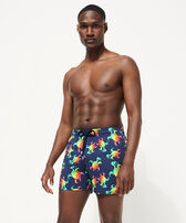 Tortues Rainbow Multicolor Stretch-Badeshorts für Herren – Vilebrequin x Kenny Scharf Marineblau Vorderseite getragene Ansicht
