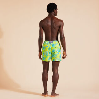 Deep Sea Toile de Jouy Badeshorts für Herren Neon yellow Rückansicht getragen