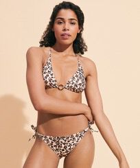 Braguita de bikini de corte brasileño con tiras anudadas en los laterales y estampado Turtles Leopard para mujer Straw vista frontal desgastada