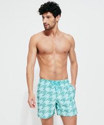 Fish Foot Badeshorts mit Stickerei für Herren – Limitierte Serie Lagune Vorderseite getragene Ansicht