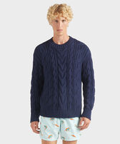 Herren Zopfmuster-Baumwollpullover Marineblau Vorderseite getragene Ansicht