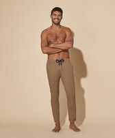 Pantalon homme en tencel Noisette vue portée de face