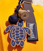 Schildkröten-Schlüsselanhänger aus Kork Marineblau Vorderseite getragene Ansicht