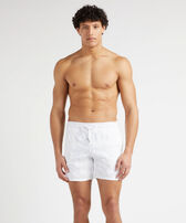 Pantaloncini mare uomo ricamati Micro Ronde des Tortues Diagonale - Edizione limitata Bianco vista frontale indossata