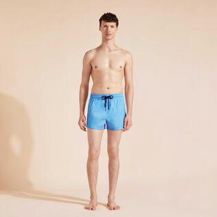Bañador corto elástico y ajustado liso para hombre Flax flower vista frontal desgastada