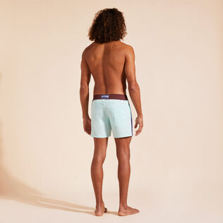 Color Block Stretch-Badeshorts mit flachem Bund für Herren Thalassa Rückansicht getragen