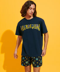 Camiseta de algodón orgánico con estampado Sud para hombre Azul marino vista frontal desgastada