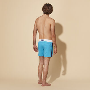 Color Block Stretch-Badeshorts mit flachem Bund für Herren Curacao Rückansicht getragen