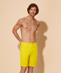 Men Tencel Bermuda Shorts Solid Sonne Vorderseite getragene Ansicht