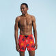 男士 Ronde des Tortues Multicolores 弹力游泳短裤 Poppy red 正面穿戴视图