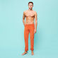 Pantalón recto de terciopelo con cinco bolsillos para hombre Rust vista frontal desgastada