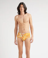 Bañador slip con estampado Palm Leaves para hombre Mango vista frontal desgastada