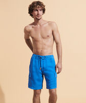 Bermudas tipo cargo en lino de color liso para hombre Earthenware vista frontal desgastada