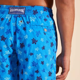 Maillot de bain homme brodé Ronde des Tortues Bleu neon vue de détail 2