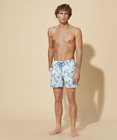 男士 Camo Seaweed 刺绣游泳短裤 - 限量版 Thalassa 正面穿戴视图