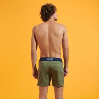 Pantaloncini mare uomo elasticizzati con cintura piatta Color Block Olivier vista indossata posteriore