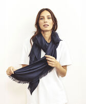 Ronde des Tortues Scarf Navy 女性正面穿戴视图