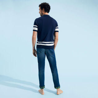 Zweifarbiges Poloshirt aus Baumwolle für Herren Marineblau Rückansicht getragen