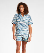 Men Linen Bowling Shirt Wave - Vilebrequin x Maison Kitsuné Azul vista frontal desgastada