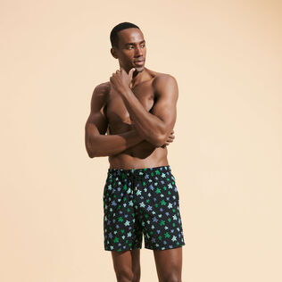 Micro Ronde Des Tortues Rainbow Badeshorts mit Stickerei für Herren – Limitierte Serie Schwarz Vorderseite getragene Ansicht