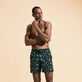 Micro Ronde Des Tortues Rainbow Badeshorts mit Stickerei für Herren – Limitierte Serie Schwarz Vorderseite getragene Ansicht