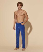 Pantaloni uomo a 5 tasche in velluto a coste 1500 righe Blu batik vista frontale indossata