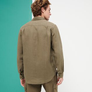 Camicia uomo in lino Natural Dye Scrub vista indossata posteriore