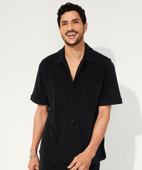 Solid Unisex-Bowling-Hemd aus Baumwolle Schwarz Männer Vorderansicht getragen