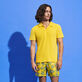 Polo de color liso en tejido jacquard para hombre Sol vista frontal desgastada