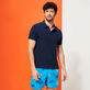 Polo en piqué de coton organique homme uni Bleu marine vue portée de face