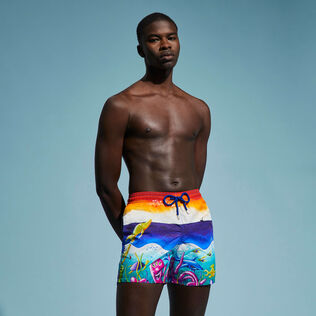 男士 Mareviva 游泳短裤 - Vilebrequin x Kenny Scharf Multicolor 正面穿戴视图